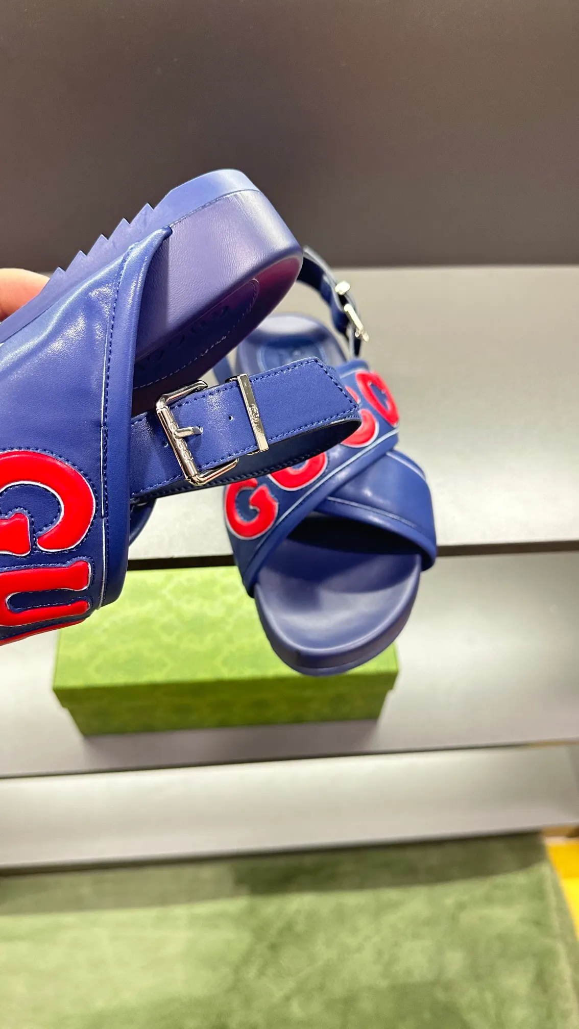 [G Family Couple Style] P: 320💰Female size 36~40 Men's size 39~45, (46. Custom-made GG slippers for men and women. This slipper is made of GG polyester fiber and is decorated with a Gucci label on the front, which adds a striking logo feel to the style. Beige GG recycled polyester fiber, same size for men and women, leather trim